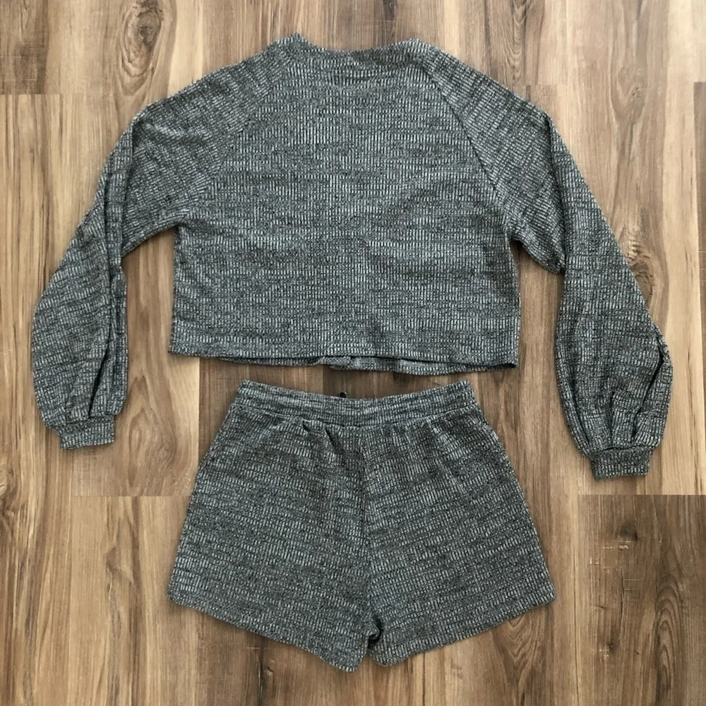 Unbranded gray knit long sleeves and shorts lounge set fit medium